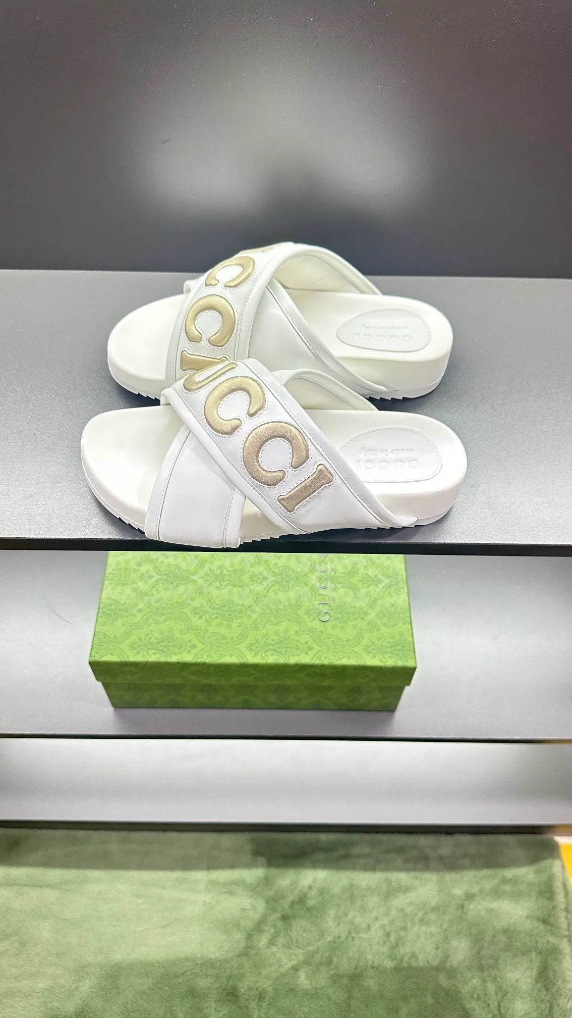 [G Family Couple Style] P: 320💰Female size 36~40 Men's size 39~45, (46. Custom-made GG slippers for men and women. This slipper is made of GG polyester fiber and is decorated with a Gucci label on the front, which adds a striking logo feel to the style. Beige GG recycled polyester fiber, same size for men and women, leather trim